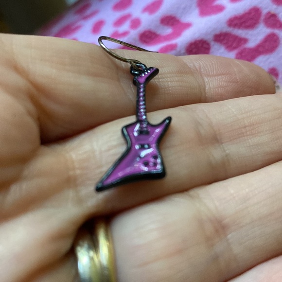 Fun vintage pink guitar earrings - Picture 5 of 9
